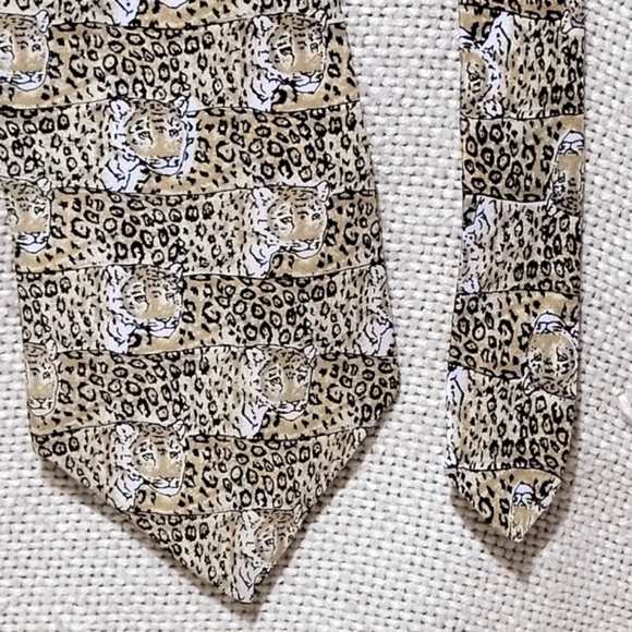 Vintage WWF Jaguar Necktie 100% Silk Necktie Made in USA - Picture 2 of 7